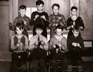 Classe Maschile lavora a maglia per lo sforzo belico - UK, 1940