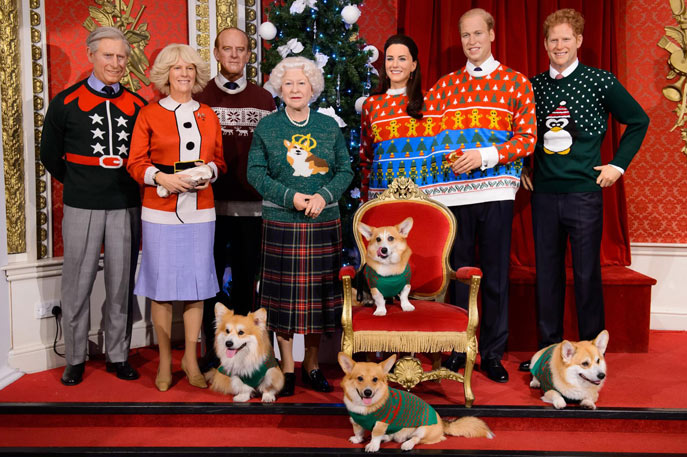 queen-corgi-xmas-photo-2